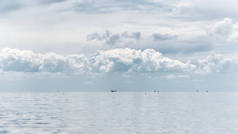 清晨海景--多云的天空上空, 远处是一片寂静的海面, 浮标和轮船