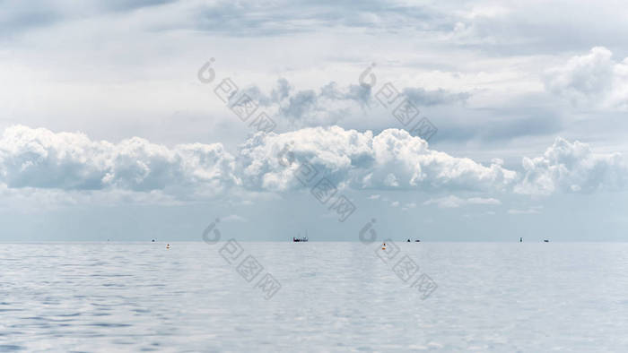 清晨海景--多云的天空上空, 远处是一片寂静的海面, 浮标和轮船