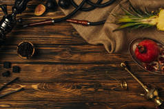 新鲜水果、煤和木质表面的钩子的顶视图