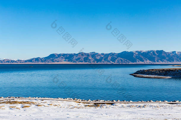  中国新疆伊犁雪<strong>山</strong>背景冰冻赛里木湖湖