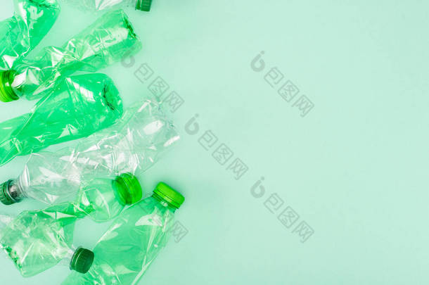 带复制空间、生态概念的绿色背景折叠塑料瓶顶部视图