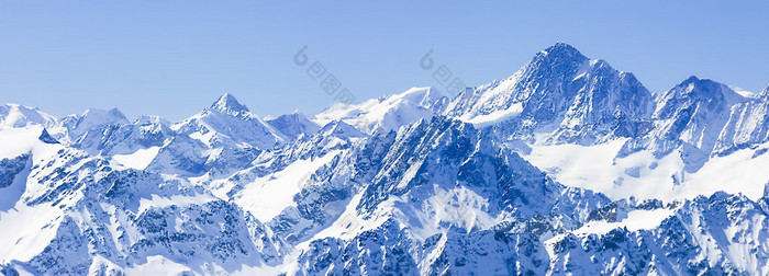 从瑞士铁力士山山顶的积雪山脉全景蓝天