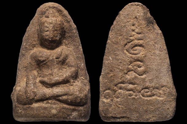 泰国佛教护身符，在黑色背景下分离.