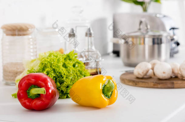 红、黄甜椒与厨房绿色生菜