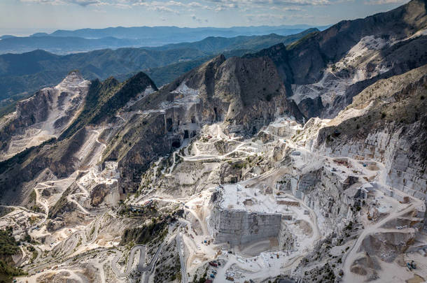 Colnata村和Carrara山。Massa-Carrara Tuscany意大利