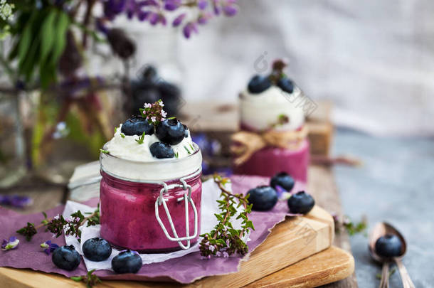用奶油和新鲜浆果装饰的蓝莓面包