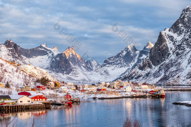 雪谷的美丽的渔村在冬天