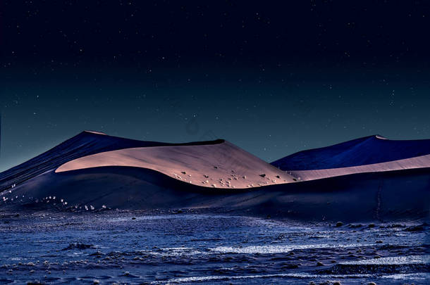 纳米布沙漠在晚上与橙色的<strong>沙丘</strong>和星空