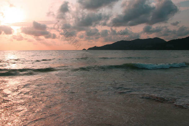 日落在海滩上， 巴东， 普吉岛， 泰国