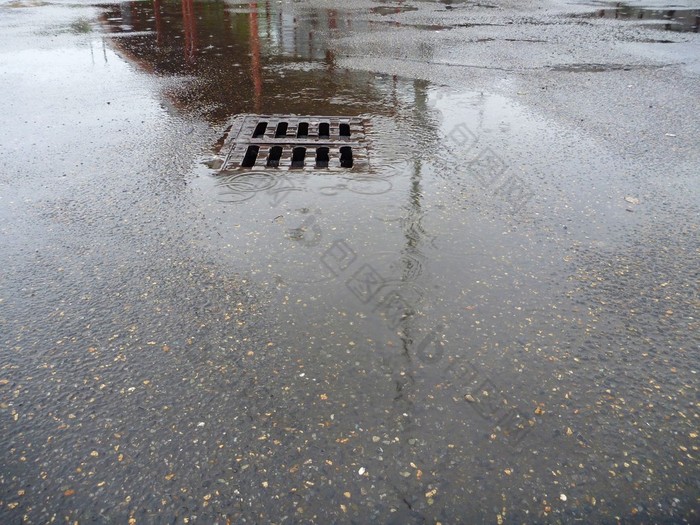 在多雨天气潮湿的柏油路