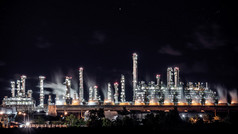 炼油厂在晚上在罗勇府，泰国