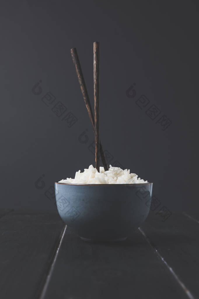 一碗米饭在质朴的木桌上摆着马波杜夫图片-包图网企业站