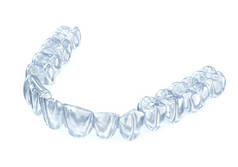 白色上的异形矫正器或隐形器.医学上准确的牙科3D图像