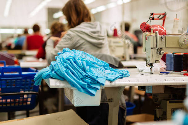 在<strong>纺织</strong>行业工作的劳动者, 坐在缝纫机上