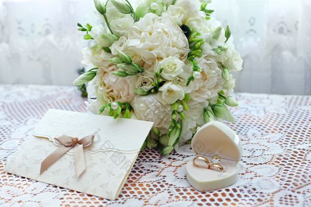 婚礼花束、 戒指和蕾丝桌布上卡