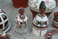 男子和妇女在摩尔多瓦的民族服饰的粘土数字