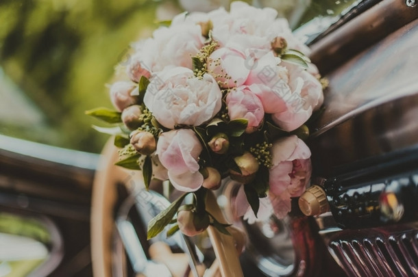 新娘的花束放在一辆老式的婚车