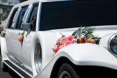 用鲜花的白色婚礼车