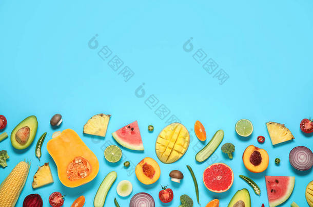 扁平的结构与新鲜的有机水果和蔬菜的浅蓝色背景。案文的篇幅