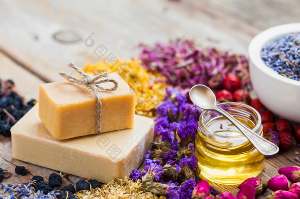 自制肥皂、 蜂蜜或油，草药堆栏中