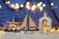蜡烛的光芒与木船在架子上的魔法灯笼。航海的概念