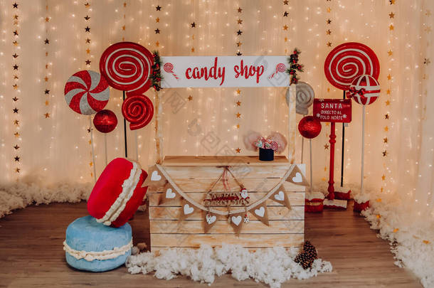 圣诞迷你摄影会在一间以糖果店为主题的照相馆举行 