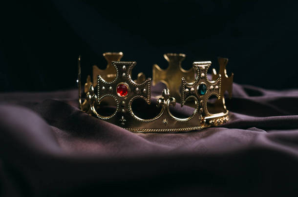 复古金冠，宝石镶嵌在黑布上