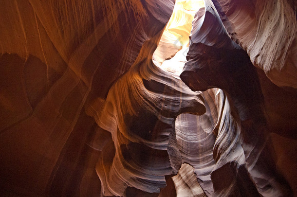 砂岩内部的上羚羊峡谷，纳瓦霍国家保留地，亚利桑那州,