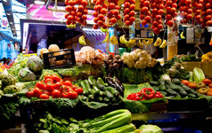 西班牙巴塞罗那, 店面在覆盖的街道市场上使用各种新鲜蔬菜。