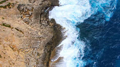 来自上方的野生海水-海浪撞击岩石-空中摄影