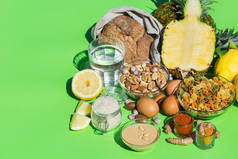 均衡营养的概念，为低紫氨酸饮食和饮食，以阻止痛风。在厨房桌子上分配健康食品配料
