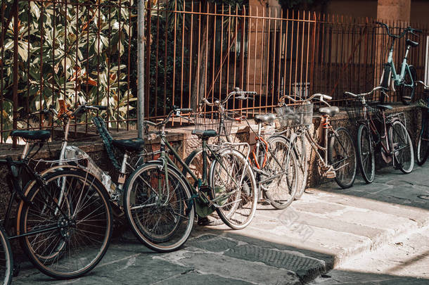 弗洛伦斯街上<strong>到处都是</strong>自行车。旅游和旅行概念。混合媒体