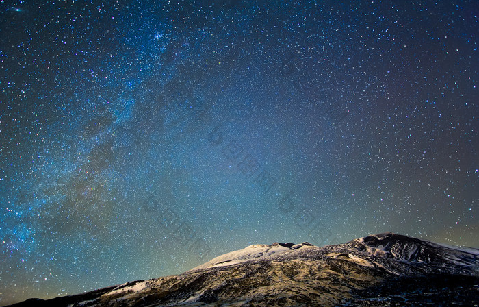 银河系以上火山埃特纳火山。意大利西西里岛