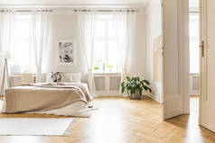 宽敞明亮的卧室内饰与米色装饰, 硬木地板和一本书窗台上的座位