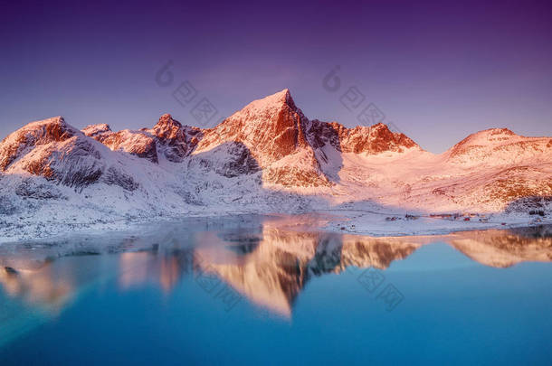 山景在山和反射在水面上。挪威洛福敦群岛。日出时从空中的自然<strong>景观</strong>.