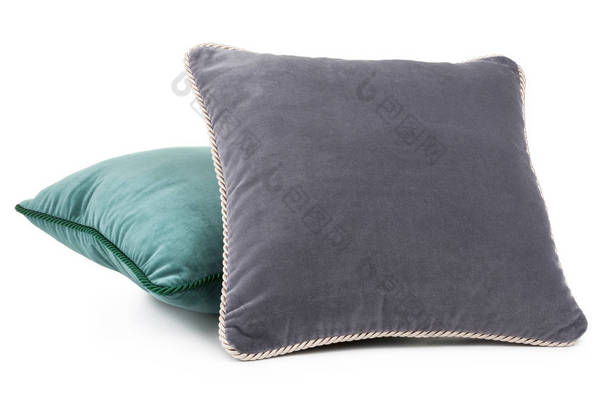 两个灰色和绿色软装饰枕头隔离在白色背景上
