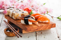寿司套与生鱼片和寿司卷