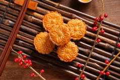 月饼月饼餐桌设置 - 中国传统糕点与茶杯木背景,中秋节概念,顶景,平铺.