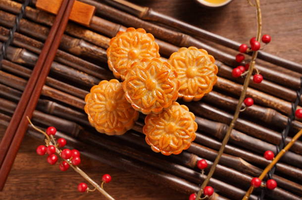月饼月饼餐桌设置 - 中国传统糕点与茶杯木背景,<strong>中秋节</strong>概念,顶景,平铺.