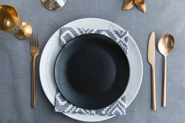 桌面上黑色空板、餐巾和老式污点餐具的顶部视图