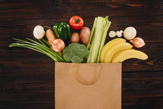 木桌购物袋中不同蔬菜水果的最高观