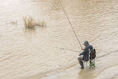 渔夫在河上。在湖上钓鱼