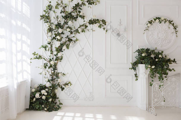 豪华华丽的室内设计, 典雅的复古家具和花卉装饰 