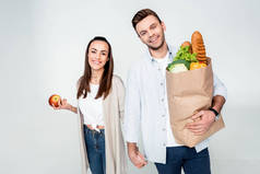 年轻夫妇与食品袋