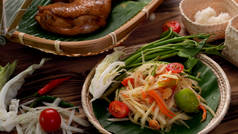 寿司或木瓜沙拉，泰国传统食物，鸡肉烤，柳条上粘稠的米饭