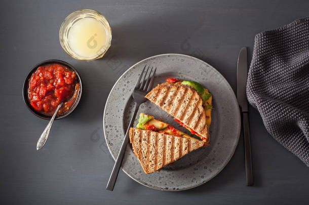 烤芝士三明治配鳄梨和西红柿