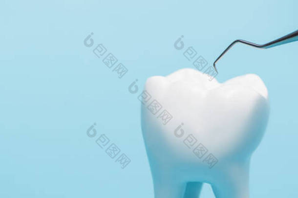 在蓝色横幅上分离的牙模附近带牙刷的乳胶手套牙科医生剪影 