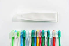彩色牙刷和牙膏管的顶部视图, 白色