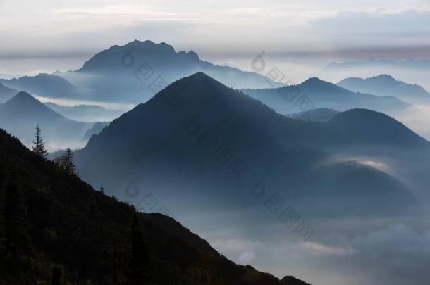 与巴伐利亚阿尔卑斯山，赫索格看台，上巴伐利亚，巴伐利亚，德国，欧洲的蓝色<strong>一小时</strong>