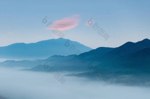 黎明时的蓝色深山